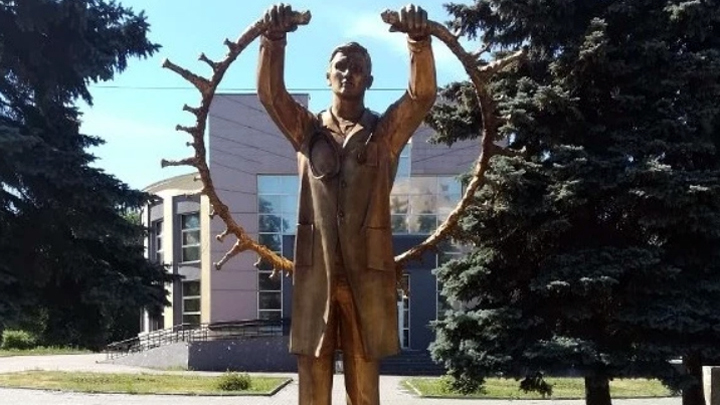 В центре Челябинска установили бронзовый памятник врачам, спасающим от ковида