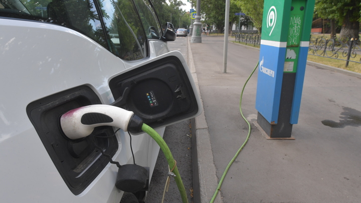 Глава Минпромторга раскрыл планы по электромобилям в России: Когда первый?