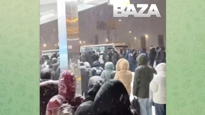 Сотни людей застряли на остановках из-за циклона Валли в Подмосковье