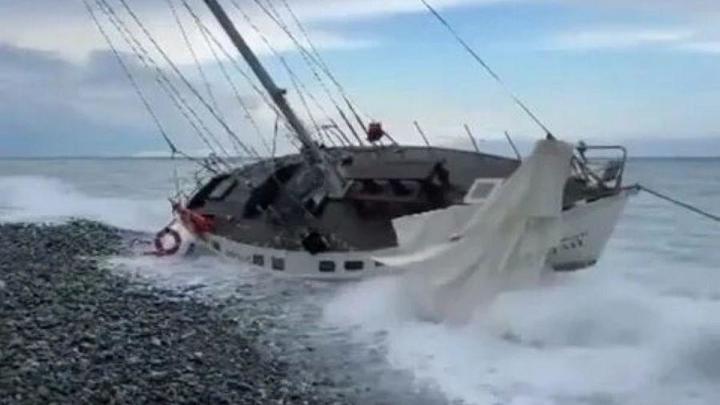 Яхту выбросило во время шторма в Сочи. Прокуратура организовала проверку
