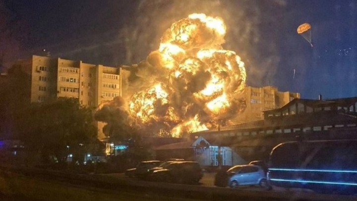 Ростовчане стали свидетелями крушения военного самолёта на жилой дом в Ейске
