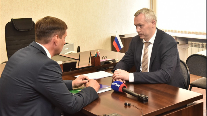 Губернатор Травников посетил стройплощадку школы в Болотном, возводимой по поручению Путина