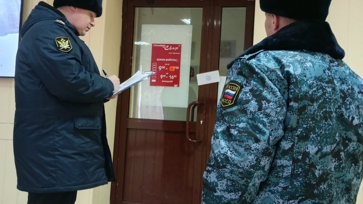 Вышли на Связь: в Новосибирске приставы опечатали кафе в здании СибГУТИ