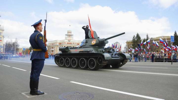 Танк Т-34 стал участником акции «Бессмертный полк» в Кемерове
