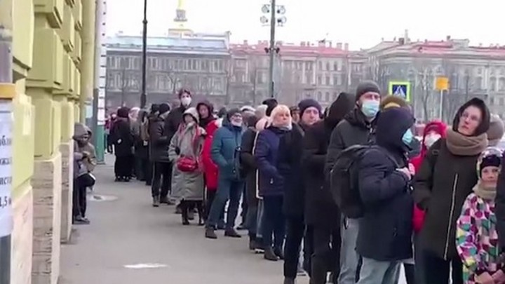 Это не Баста, это Кунсткамера: толпа людей выстроилась в очередь на бесплатный день в музей