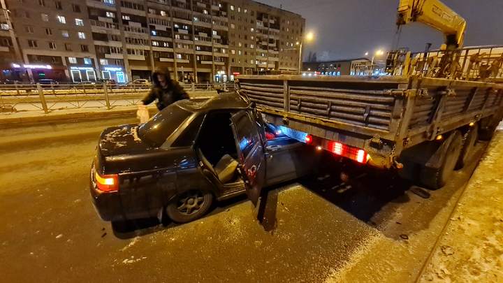 В Петербурге «десятка» влетела в манипулятор, трое людей отправлены в больницу