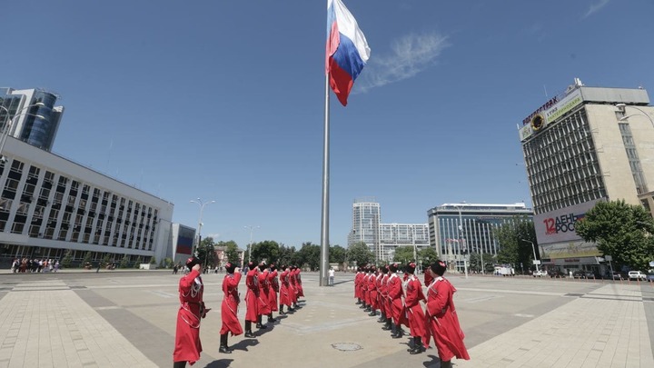 На площади в Краснодаре подняли российский триколор