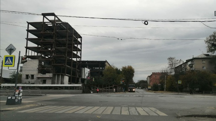 В центре Челябинске сносят недостроенный развлекательный центр