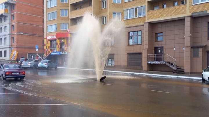 Мощный фонтан неожиданно вырвался из канализации в центре Читы