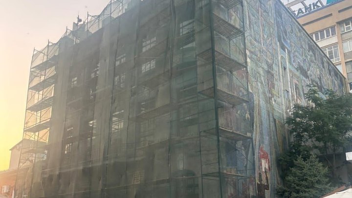 В Краснодаре начали реставрировать фасад Дома купцов Аведовых напротив администрации края