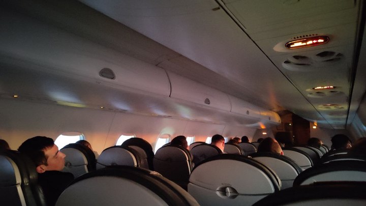 Самолет с пассажирами вернулся в аэропорт в Якутии из-за ЧП с шасси