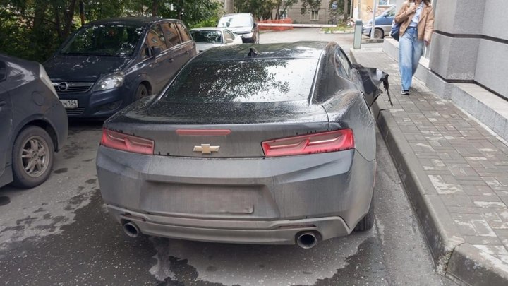 Chevrolet Camaro сбил девушку на Красном проспекте: ДТП попало на видео