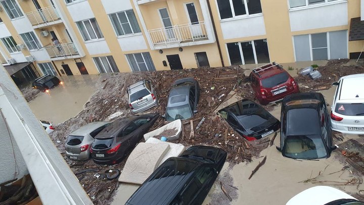 Машины уносит в море, дома разрушаются: Новороссийск направит помощь и технику в Туапсинский район