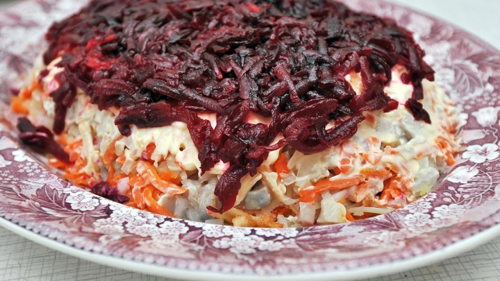 Селёдка под шубой с кишечной палочкой: Какими салатами радуют крупные гипермаркеты
