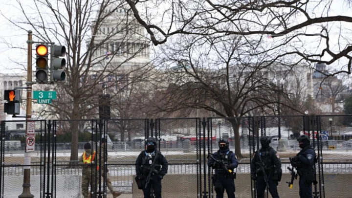 ЧП в Вашингтоне: У Капитолия поймали неизвестного с ножом и коктейлем Молотова