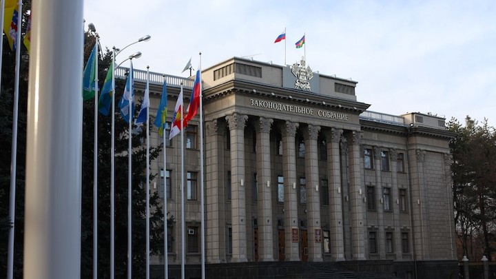 Агитплакаты кандидата в депутаты ЗСК намертво прикрутили к заборам частных домов в Краснодаре