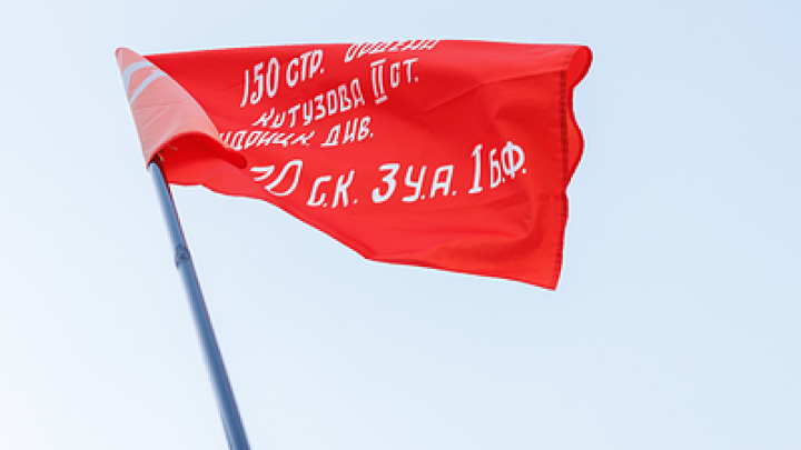 Сняли флаг и Знамя Победы: в Таврийске осквернили памятник Неизвестному солдату Сняли флаг и Знамя Победы: в Таврийске осквернили памятник Неизвестному солдату