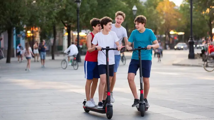 С самокатчиками придётся жестить: Почему борьба неэффективна и как всё изменить? Эксперт в прямом эфире сорвал аплодисменты