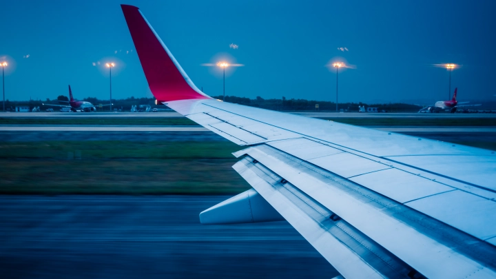 Три московских аэропорта не отправляют и не принимают самолёты