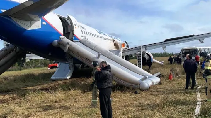 В СК рассказали о повреждениях самолёта, севшего в поле под Новосибирском