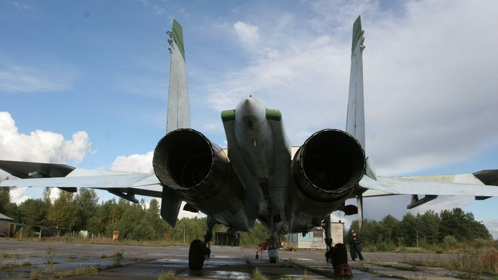 Красивый перехват: Су-27 умело раскрыл самолёт-шпион США - видео