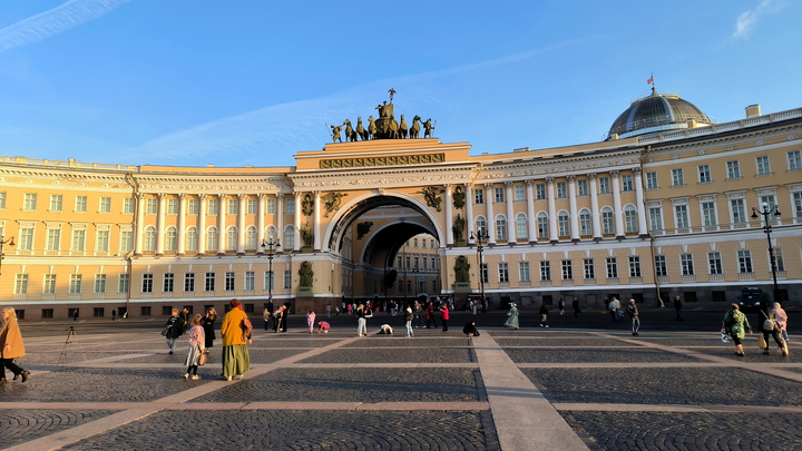 В Петербурге грабили банк, в США предупредили о терактах, а на Дворцовой - очереди: новости часа