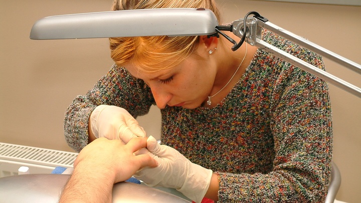 В России стали закрываться студии маникюра: Причины удивят многих