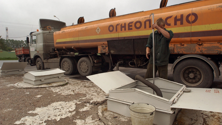 На Кубани при взрыве автоцистерны сотрудника нефтебазы ударной волной сбросило со смотровой вышки