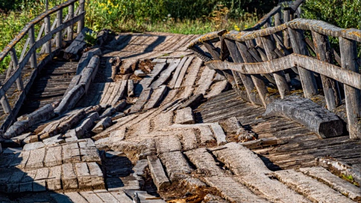 В Приамурье обрушился мост. В реку рухнул бульдозер