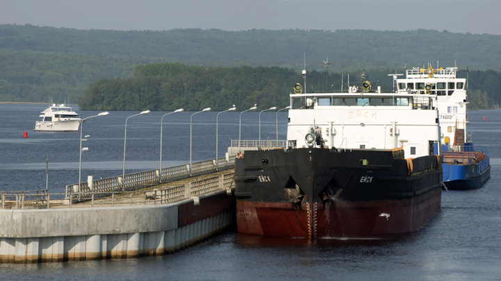 Сухогруз врезался в пролёт железнодорожного моста: Появились первые кадры с места