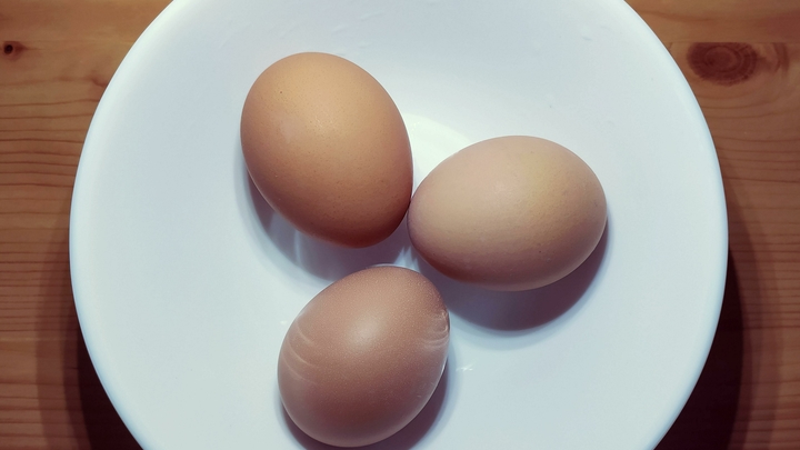 Как очистить яйцо за пять секунд: Необычный способ с банкой покорил кулинарок