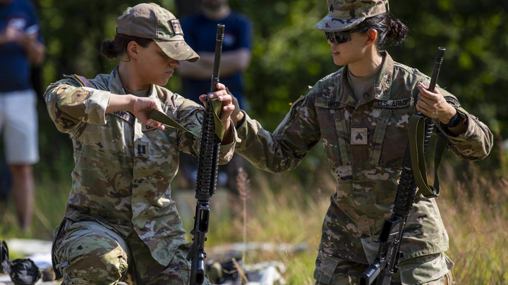 Женщины в армии США раскрыли главный секрет: Приставаний и унижений целое море