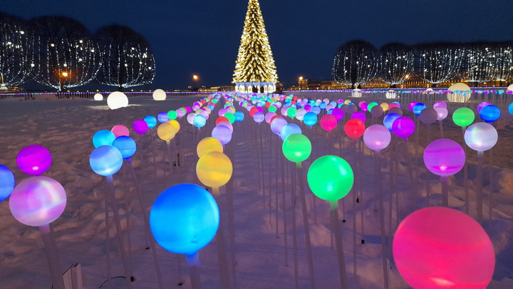 Кто-то это выгодно снял: В Керчи объяснили подозрительный декор новогодней ёлки