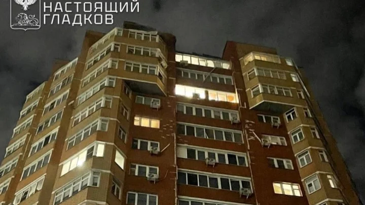 После атаки на Старый Оскол обломки БПЛА врезались в многоэтажку и автомобили