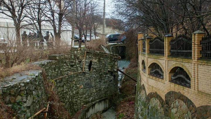 В Новороссийске из-за обрушения подпорной стены жители Мысхако могут остаться без света и газа