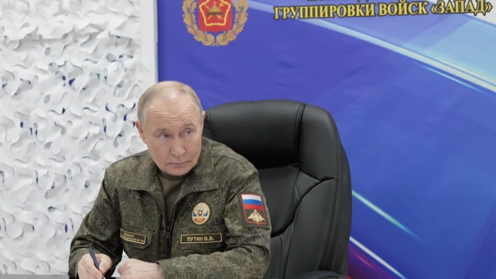 Это сигнал: Владимир Путин надел на совещание с командованием военную форму