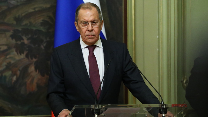 Лавров тонко поиронизировал над ковидными запретами эпатажной маской: Где взять такую же?