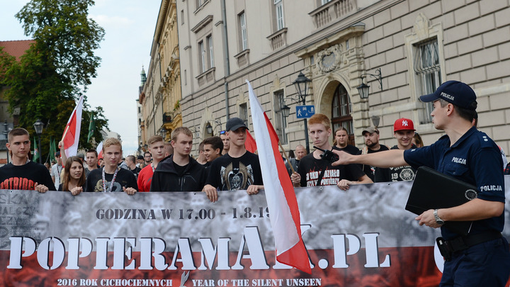 На главной площади Кракова схлестнулись националисты: Поляки погнали украинцев