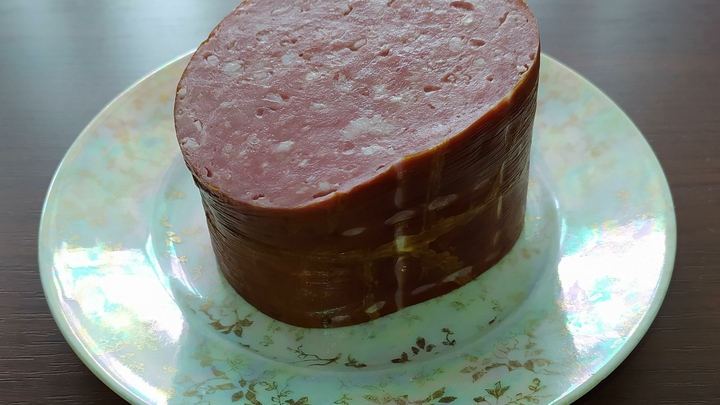 Так что же кладут в неё на самом деле? Эксперт рассказал о составе колбасы