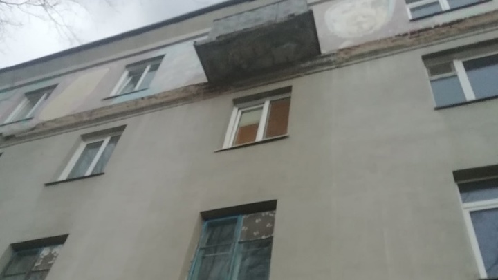 В Кемерове на пешеходную дорожку стал сыпаться балкон