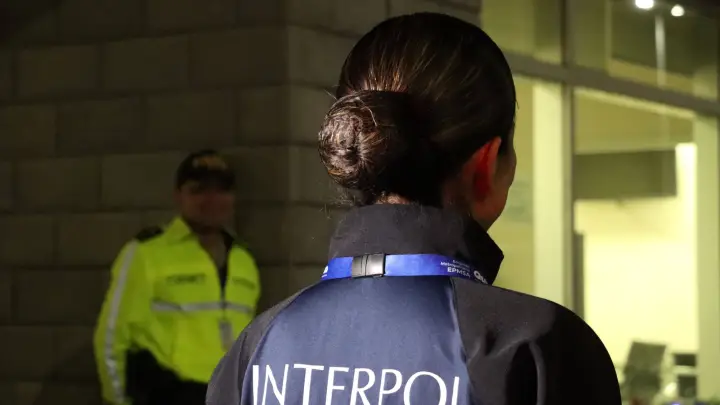 Из Белоруссии на Шри-Ланку выдворили находящегося в международном розыске преступника: кадры