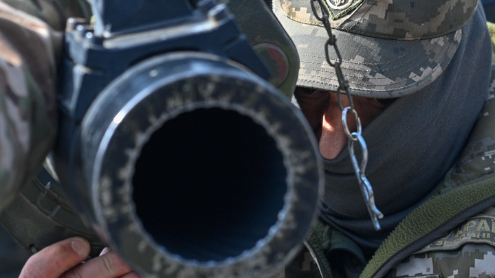 Украинский боевик обрадовался напоившему его водой русскому бойцу