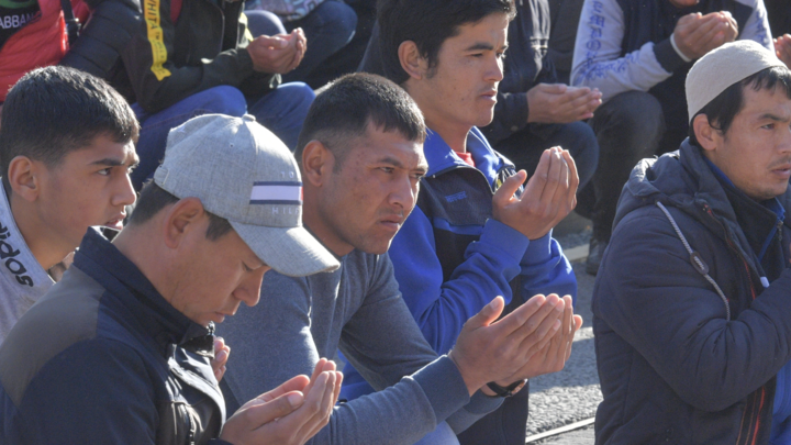 Гуськом в автозак и на родину: Узбекский ресторан оказался тайником с мигрантами