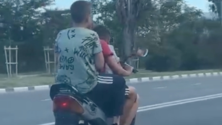 Ремень и никакого компьютера. Трое безбашенных сорванцов прокатились на одном мопеде по Новороссийску