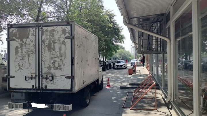 В Новосибирске грузовик сдавал назад и насмерть сбил пожилую женщину