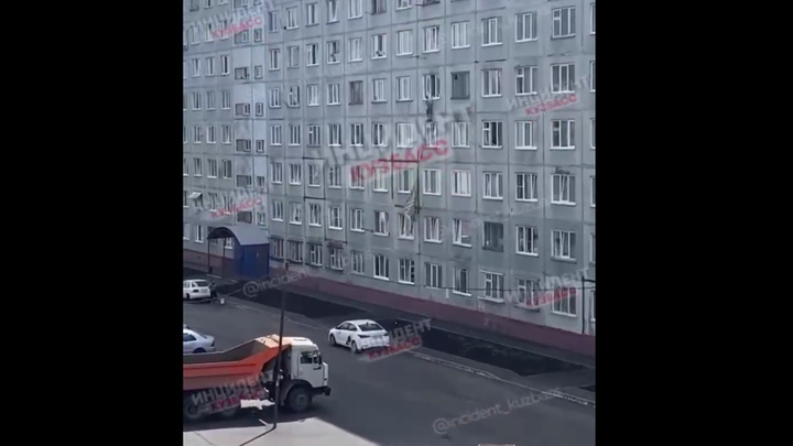 В Кемерове девушка спускалась из окна по простыням и сорвалась на асфальт