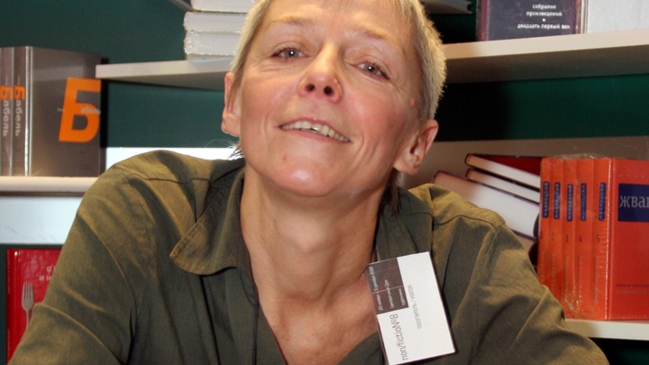 Травившая русских поэтесса спешно возвращается в Россию. Из Израиля на заработки