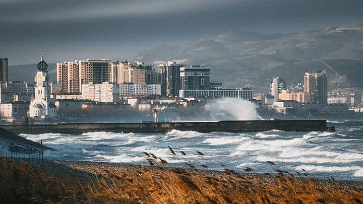 Ветер сносит с ног: В Новороссийске разгулялась стихия