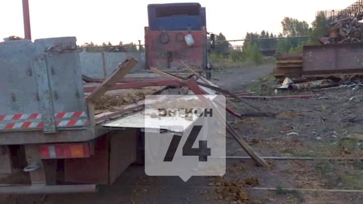 В Челябинске на территории завода Мечел крановщик уронил 6-тонную балку на прицеп и уехал домой
