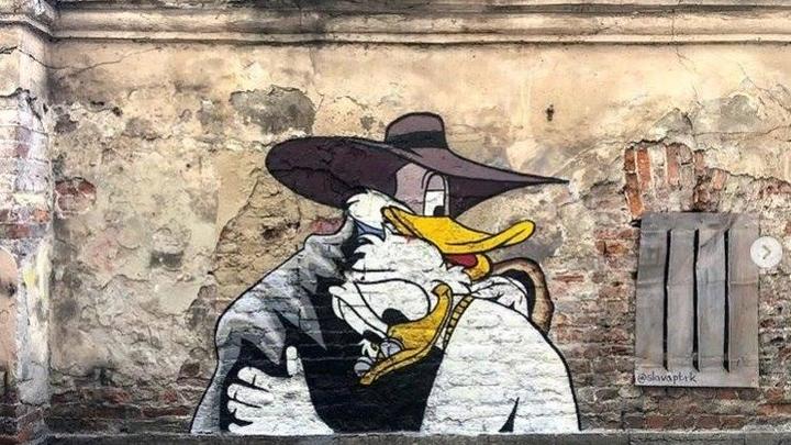 Художник из Санкт-Петербурга нарисовал граффити с героями «Черного плаща» и «Брата»